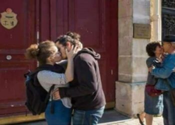 "Baiser interdit" : Des couples s'embrassent devant l&rsquo;ambassade de Tunisie &agrave; Paris