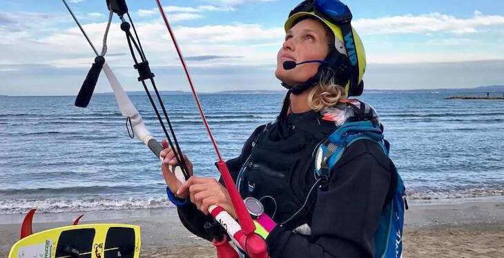 Doris Wetzel rejoint Bizerte en kitesurf après une semaine de traversée