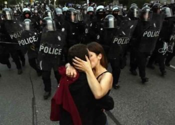 Pol&eacute;mique : Couvrez ce baiser que je ne saurais voir
