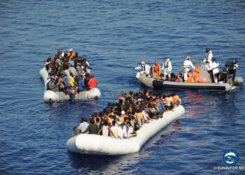 Près de 700 migrants secourus en Méditerranée, 23 retrouvés morts