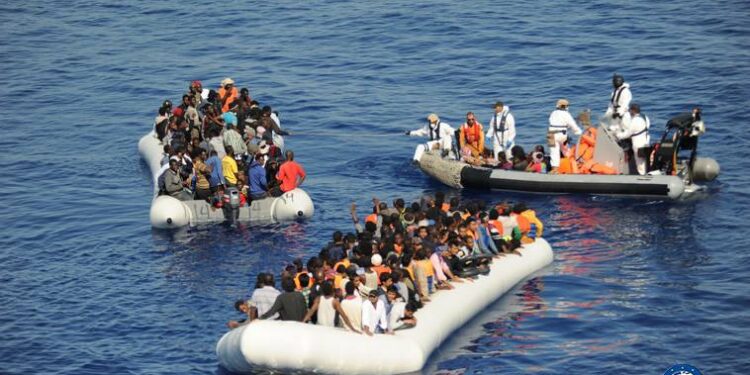 Près de 700 migrants secourus en Méditerranée, 23 retrouvés morts