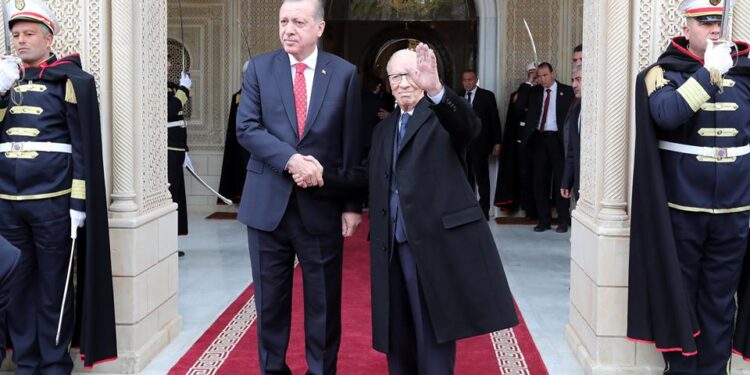 Les quatre doigts d'Erdogan "discr&eacute;dit&eacute;s" par B&eacute;ji Ca&iuml;d Essebsi