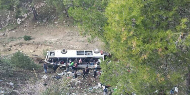 Beja : Cinquante blessés suite au renversement d’un bus touristique