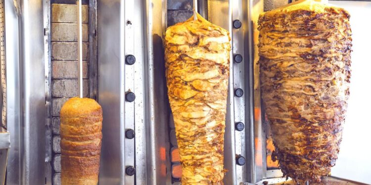 Pourquoi l'Union Européenne veut-elle interdire le "chawarma" ?