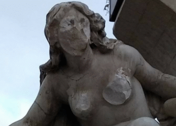 Algérie : A coups de marteau, un barbu détruit une statue "nue" (vidéo)
