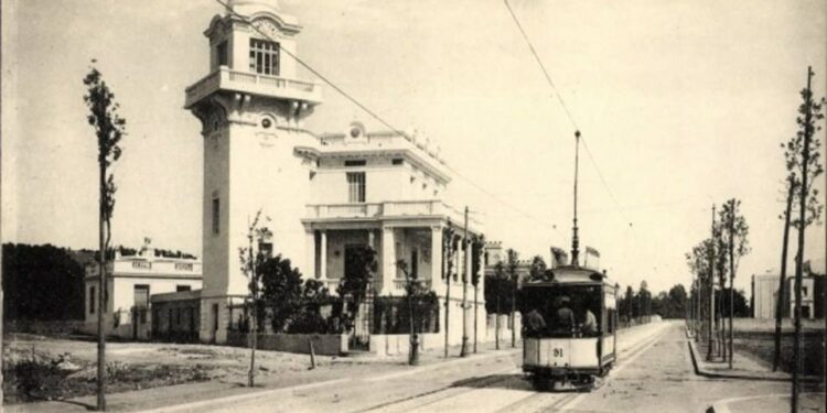 En remontant l'avenue de Paris