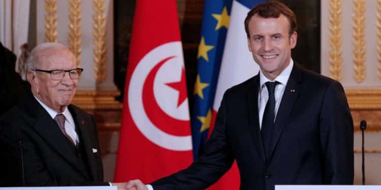 Macron en Tunisie pour signer une série d’accords économiques, sécuritaires, universitaires et culturels