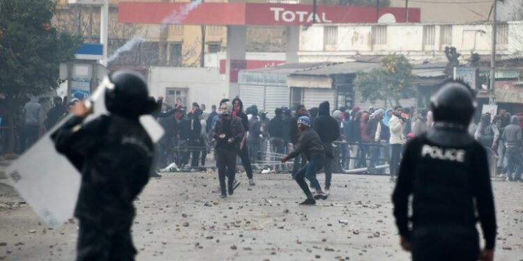 Brutalit&eacute;s polici&egrave;res lors des manifestations : HRW appelle &agrave; une enqu&ecirc;te sur les abus