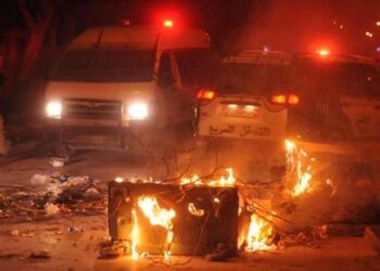 Tunisie : 3&egrave;me nuit d'affrontements, 328 personnes arr&ecirc;t&eacute;es, 21 policiers bless&eacute;s