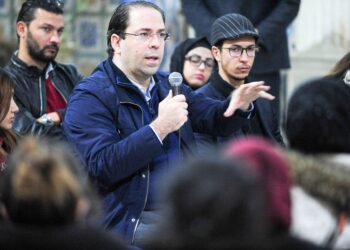 A Denden, des jeunes ch&ocirc;meurs d&eacute;battent avec Youssef Chahed