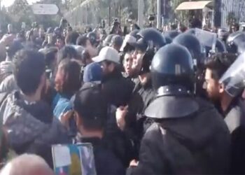 Sit-in des partisans de Fech Nestanew devant le si&egrave;ge de l'ARP