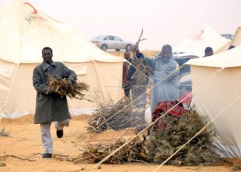 Les déplacés libyens de Taouarga perdent patience dans le désert