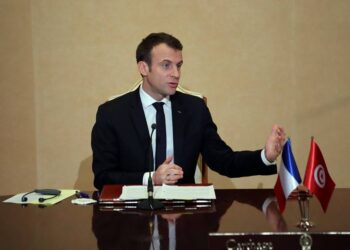 Macron rappelle &agrave; l'ordre les entreprises fran&ccedil;aises en Tunisie