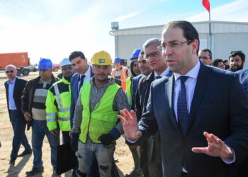 Youssef Chahed sur le chantier de la centrale photovolta&iuml;que de Tozeur