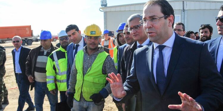 Youssef Chahed sur le chantier de la centrale photovoltaïque de Tozeur