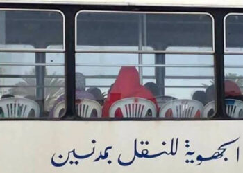 M&eacute;denine : Des chaises en plastique dans un bus