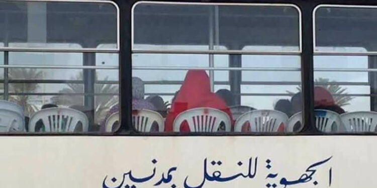 Médenine : Des chaises en plastique dans un bus