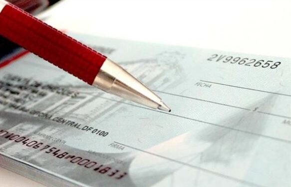 Écrire le numéro de la CIN derrière un chèque, une pratique illégale ?