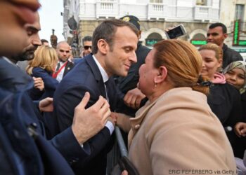A Tunis, des Tunisiens r&eacute;clament le visa &agrave; Macron !
