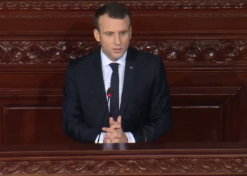 Emmanuel Macron aux Tunisiens : "Nous vous aiderons en tant que fr&egrave;res, non amis"