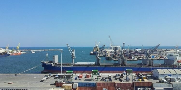 Contr&ocirc;le douanier minutieux d'un bateau charg&eacute; d&rsquo;armes russes au port de Sfax