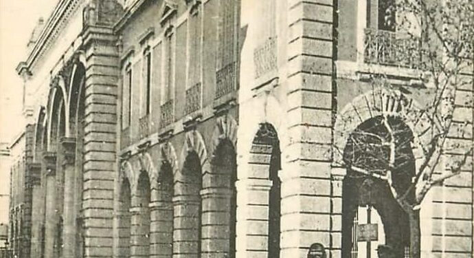 Nostalgies tunisoises : Imposante grande poste de Tunis