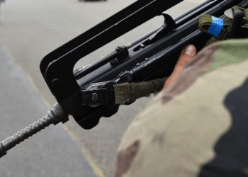France : Un homme en voiture fonce sur des militaires à Isère