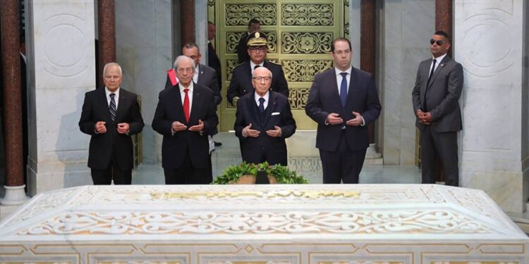Les "Trois" pr&eacute;sidents comm&eacute;morent le 18e anniversaire du d&eacute;c&egrave;s d'Habib Bourguiba