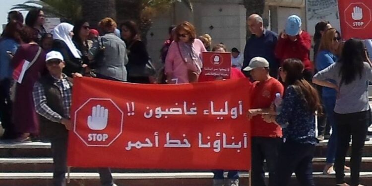 Parents d'élèves en colère : "Dégage Yaâkoubi ! Tu as détruit le pays ! Où es-tu Hached ?"