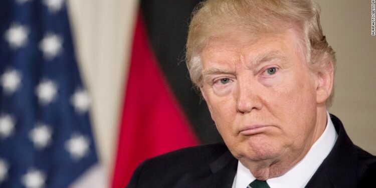 Trump entretient le flou sur une frappe en Syrie