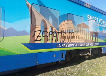 Aussit&ocirc;t mis en service, le train des randonneurs souill&eacute; par des tags