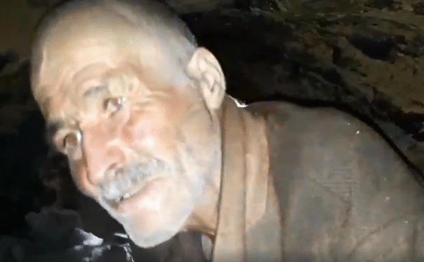 Testour : Il vit seul, dans une grotte !
