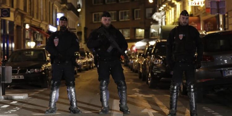 Attaque au couteau à Paris : 2 morts, dont l'assaillant