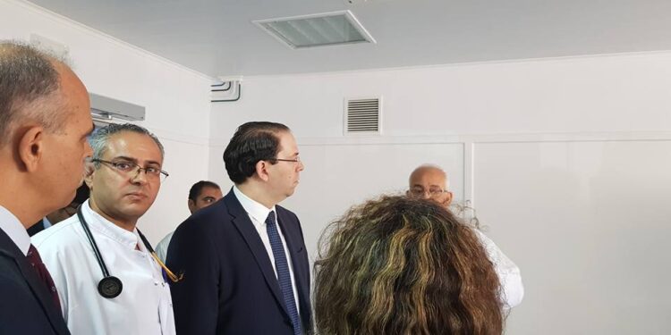 P&eacute;nurie de Xylocaine : Chahed en visite inopin&eacute;e &agrave; l'h&ocirc;pital de l'Ariana