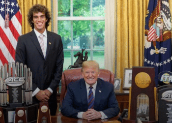 Skander Mansouri, Champion universitaire de tennis, re&ccedil;u par Donald Trump
