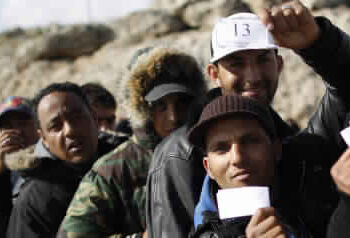 Pr&egrave;s de 25 mille Tunisiens vivent ill&eacute;galement en Europe, selon Khema&iuml;s Jhinaoui