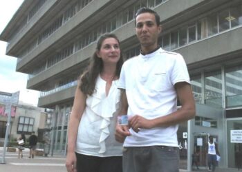 France : Aymen, un héros tunisien reçoit sa carte séjour