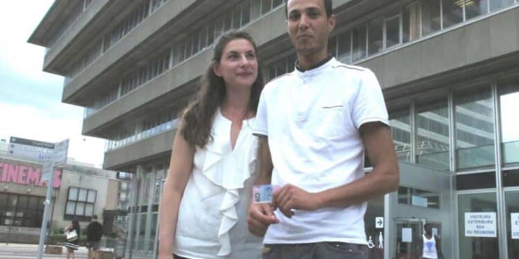 France : Aymen, un héros tunisien reçoit sa carte séjour