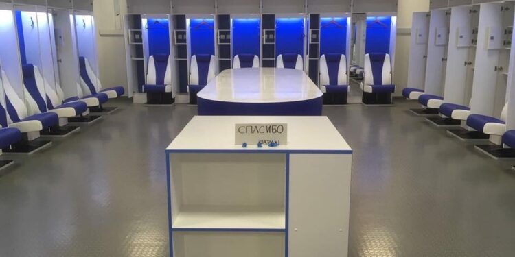 Vaincus, les Japonais nettoient leur vestiaire avant de quitter la Coupe du Monde