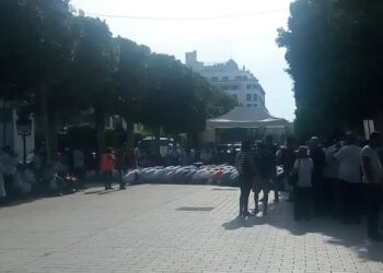 Pri&egrave;re &agrave; l'avenue Bourguiba : La photo qui enflamme les r&eacute;seaux sociaux