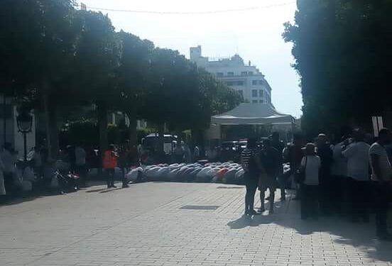Prière à l'avenue Bourguiba : La photo qui enflamme les réseaux sociaux