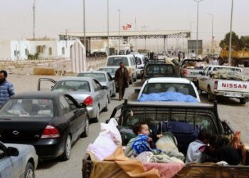 Des fils d'attente d'environ 1 km devant le poste fronti&egrave;re de Dhehiba-Wazen