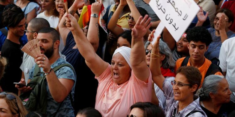 "La Tunisie, lueur d’espoir dans le monde arabe", titre Le Monde