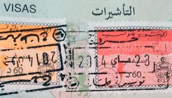 Timbre humecté à la salive, des scènes qui dérangent à Tunis-Carthage