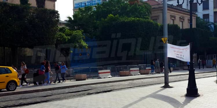 Tunis : Retrait des unit&eacute;s militaires devant l'ambassade de France