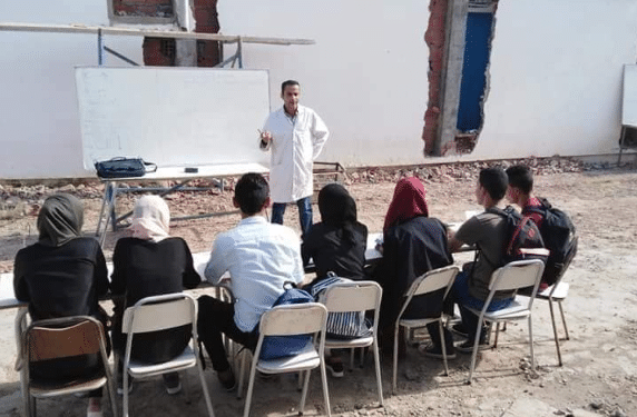 A Kairouan, un cours assur&eacute; en plein air &agrave; cause de l'indisponibilit&eacute; des salles de classe