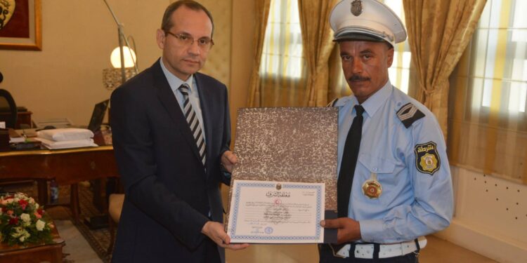Le policier agressé à Bizerte honoré par le ministre de l’Intérieur