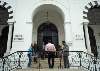 Tunisie : Les recettes fiscales r&eacute;duisent de moiti&eacute; le d&eacute;ficit budg&eacute;taire