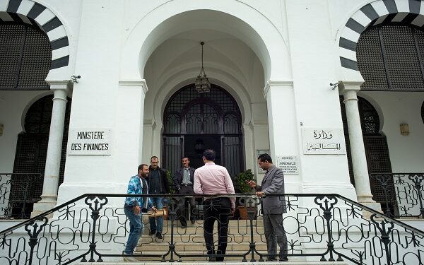 Tunisie : Les recettes fiscales réduisent de moitié le déficit budgétaire