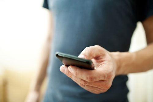 Les smartphones sont interdits dans les établissements éducatifs, insiste le ministère de la Femme